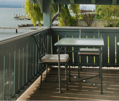Quadratischer Tisch aus Aluminium 75 × 75 cm – BLAU