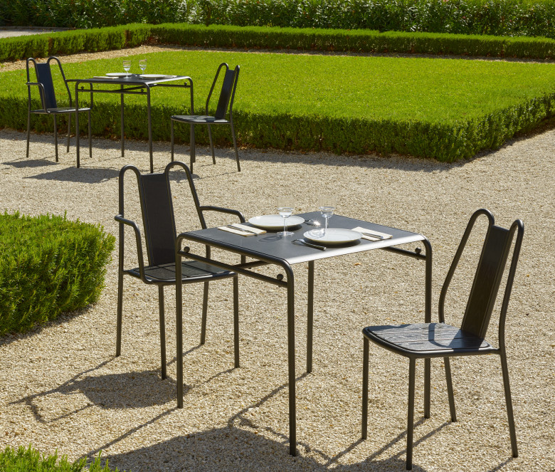 Stapelbarer Sessel aus Aluminium und Esche