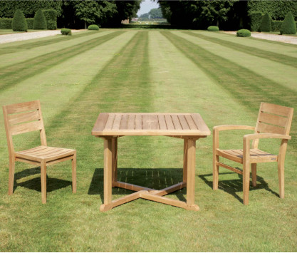 Quadratischer Tisch aus Teakholz Quadratischer Tisch aus Teakholz