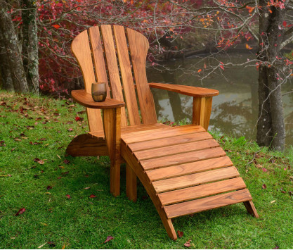 Sessel und Fußstütze aus Teakholz Sessel und Fußstütze aus Teakholz