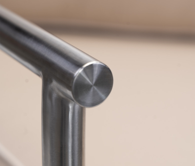 Fauteuil bas empilable en teck et inox poli