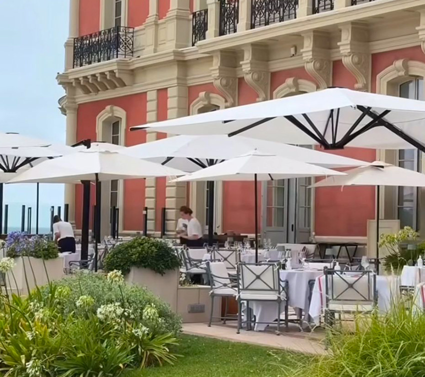 Die Terrasse erstrahlt mit neuen Sitzmöbeln