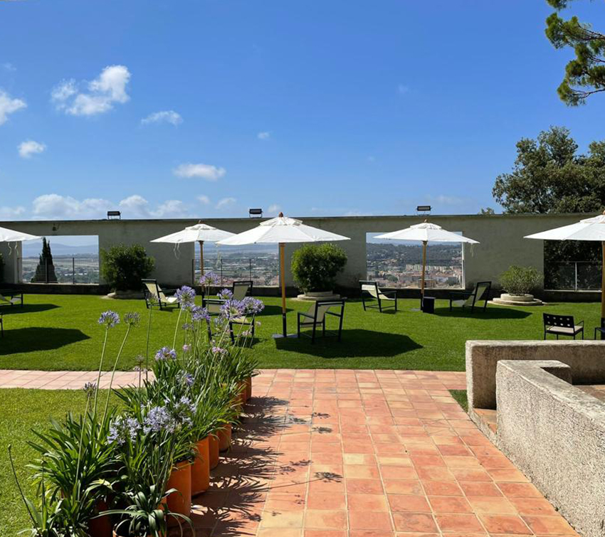 In the shade under the Tectona parasols !