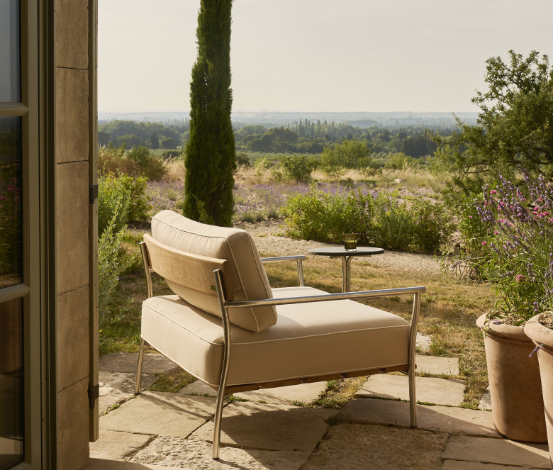 Fauteuil bas empilable en teck et inox poli