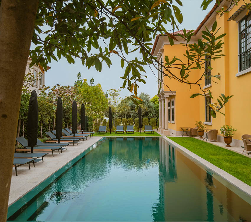 Una invitación a relajarse en la piscina
