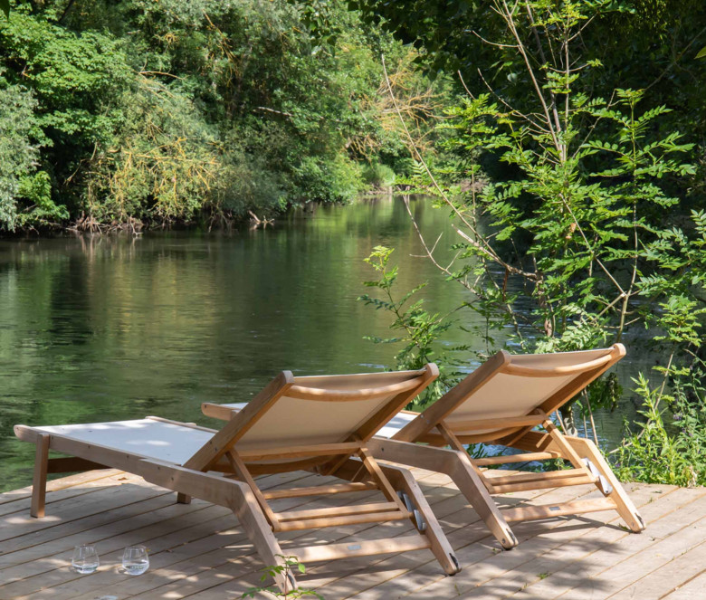 Chaise longue empilable en teck écru