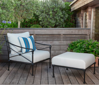 Fauteuil bas et repose-pieds en aluminium noir