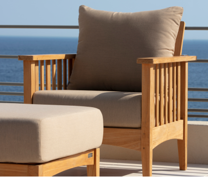 Fauteuil bas et repose-pieds en teck