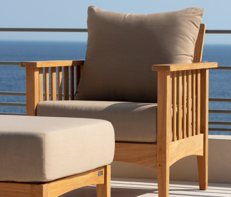 Fauteuil bas et repose-pieds en teck