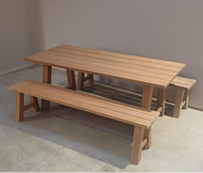 Ensemble table et banquettes en teck impérial Réserve T - MODELE EXPO