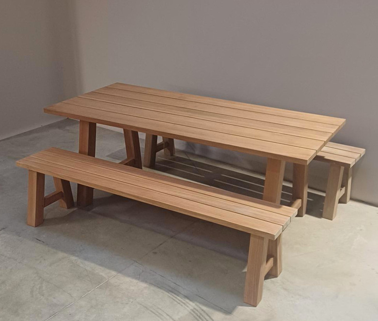 Ensemble table et banquettes en teck impérial Réserve T - MODELE EXPO