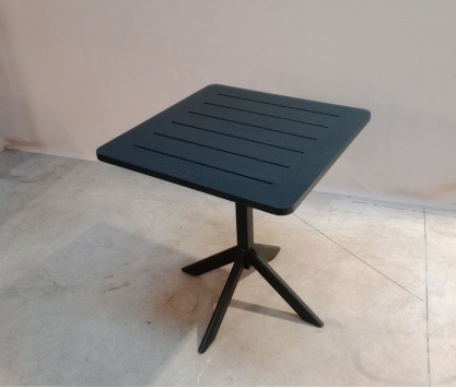 TABLE CARREE CLUBHOUSE - MODELE EXPO