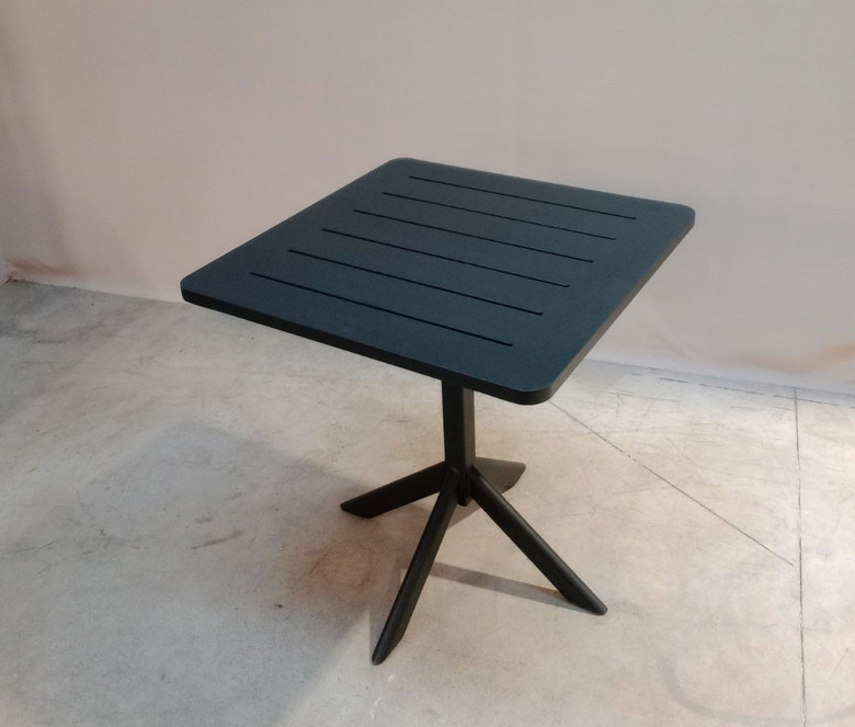 TABLE CARREE CLUBHOUSE - MODELE EXPO