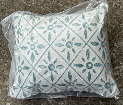 Coussin d'appoint motifs turquoise - MODELE EXPO