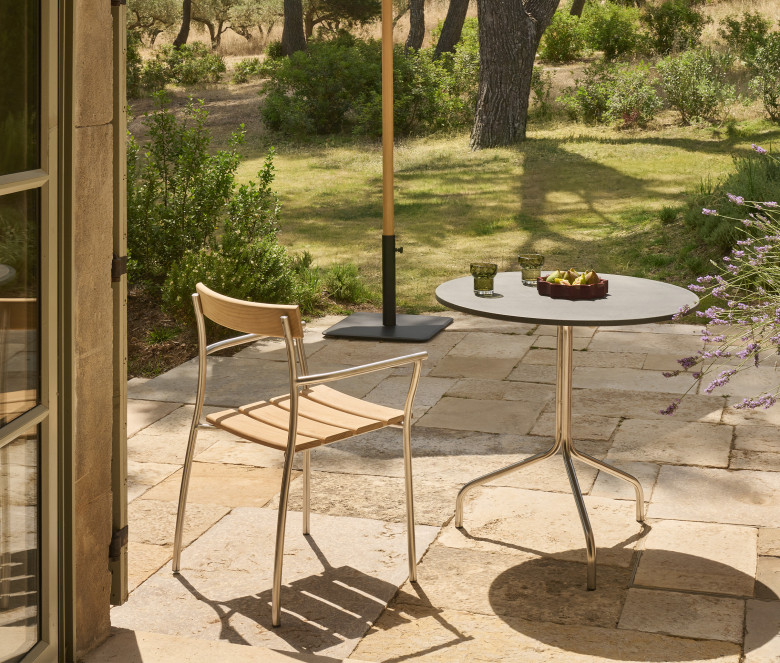Table de repas ronde en inox poli et plateau en granit