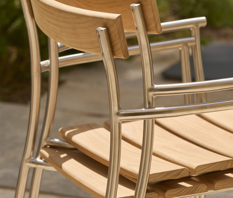 Fauteuil empilable en teck et inox poli
