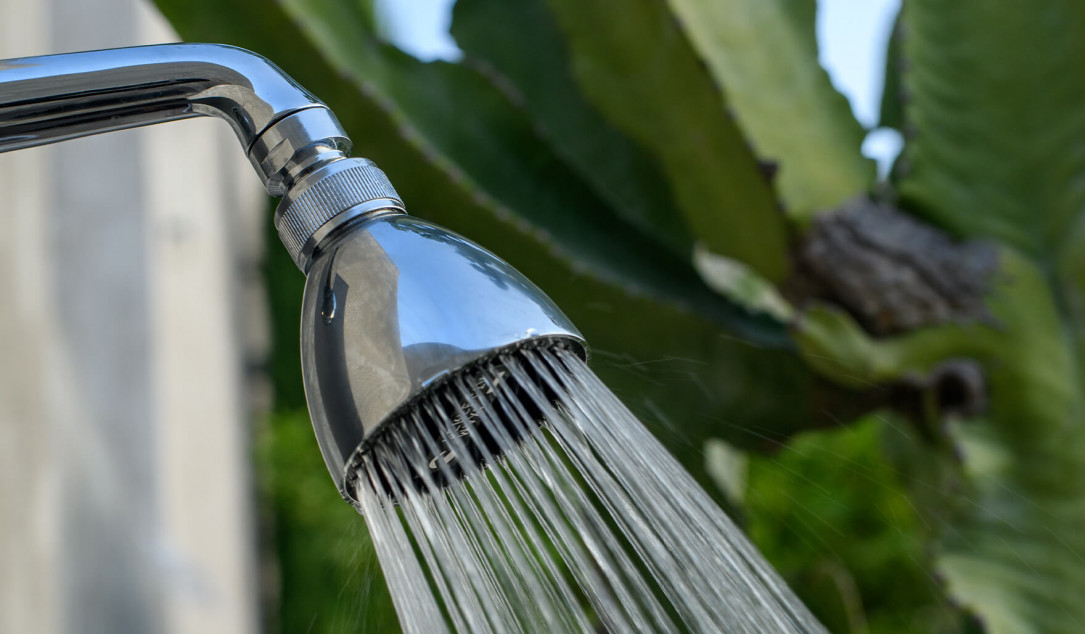 4 modèles de douches de jardin pour se rafraîchir !